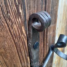 Wieszak na wino na starej kowalskiej zawiasie