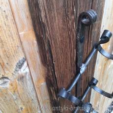 Wieszak na wino na starej kowalskiej zawiasie
