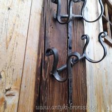 Wieszak na wino na starej kowalskiej zawiasie