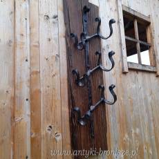 Wieszak na wino na starej kowalskiej zawiasie