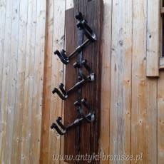 Wieszak na wino na starej kowalskiej zawiasie