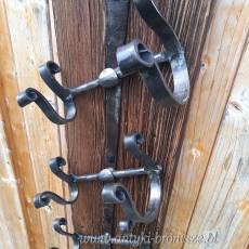 Wieszak na wino na starej kowalskiej zawiasie