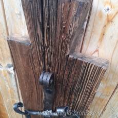 Wieszak na wino na starej kowalskiej zawiasie