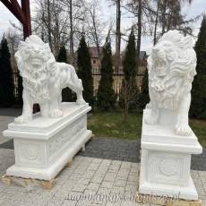 Lwy z marmuru białe lew na postumencie 160 cm rzeźba
