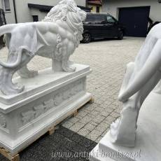 Lwy z marmuru białe lew na postumencie 160 cm rzeźba