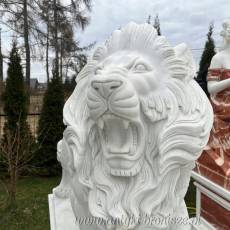 Lwy z marmuru białe lew na postumencie 160 cm rzeźba