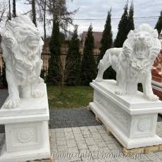 Lwy z marmuru białe lew na postumencie 160 cm rzeźba