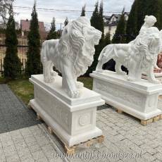 Lwy z marmuru białe lew na postumencie 160 cm rzeźba