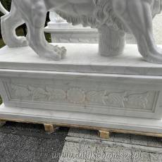 Lwy z marmuru białe lew na postumencie 160 cm rzeźba