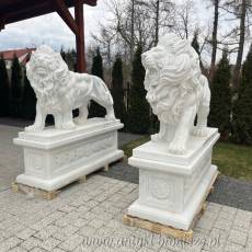 Lwy z marmuru białe lew na postumencie 160 cm rzeźba