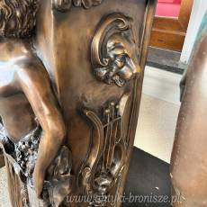 MONUMENTALNY KOMINEK Z BRĄZU postacie portal kominkowy