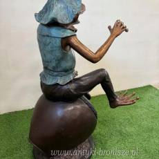 ŻABA NA BECZCE - fontanna z brązu