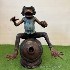 ŻABA NA BECZCE - fontanna z brązu