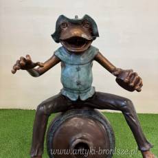 ŻABA NA BECZCE - fontanna z brązu