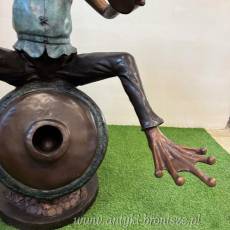 ŻABA NA BECZCE - fontanna z brązu