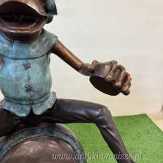 ŻABA NA BECZCE - fontanna z brązu