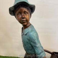 FIGURA z brązu - CHŁOPIEC Z TACZKAMI