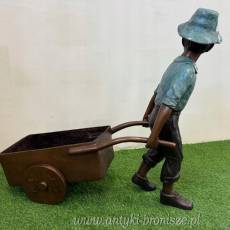 FIGURA z brązu - CHŁOPIEC Z TACZKAMI