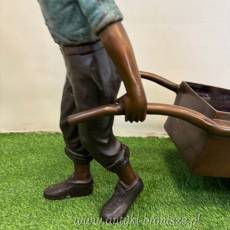 FIGURA z brązu - CHŁOPIEC Z TACZKAMI