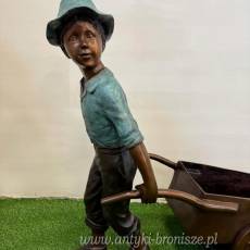 FIGURA z brązu - CHŁOPIEC Z TACZKAMI