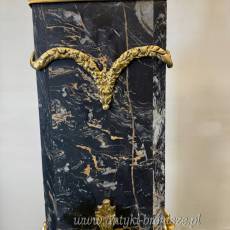 Amfory na słupkach marmurowych - mosiądz