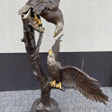 walczące orły - duza figura z brązu