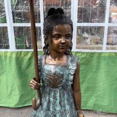 Dziewczynka z parasolka - figura z brązu 140 cm