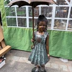 Dziewczynka z parasolka - figura z brązu 140 cm