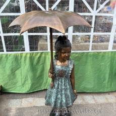 Dziewczynka z parasolka - figura z brązu 140 cm