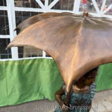 Dziewczynka z parasolka - figura z brązu 140 cm