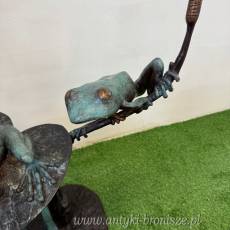 SKAKAJĄCE ZABY PO LIŚCIACH - figura z brązu