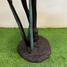 SKAKAJĄCE ZABY PO LIŚCIACH - figura z brązu