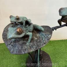 SKAKAJĄCE ZABY PO LIŚCIACH - figura z brązu