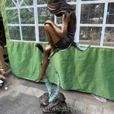 Tęskniąca kobieta - figura z brązu 132 cm