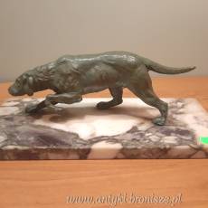 Pies z brazu artystycznego z zielona patyna (sygn. nieczytelna) na podstawie z marmuru - poz. 2439