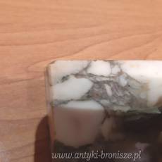 Pies z brazu artystycznego z zielona patyna (sygn. nieczytelna) na podstawie z marmuru - poz. 2439