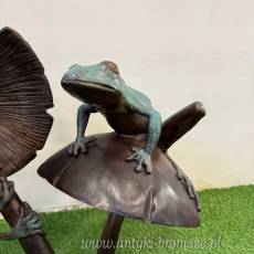 FIGURA z brązu -DWIE ŻABKI NA GRZYBACH