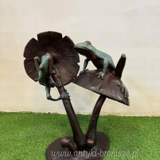 FIGURA z brązu -DWIE ŻABKI NA GRZYBACH