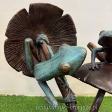 FIGURA z brązu -DWIE ŻABKI NA GRZYBACH