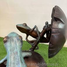 FIGURA z brązu -DWIE ŻABKI NA GRZYBACH