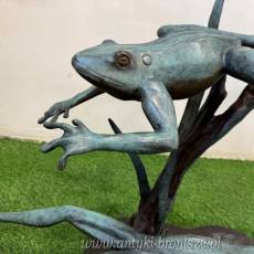 FIGURA z brązu - RZEŻBA SKACZĄCYCH ŻABEK