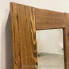 Lustro w starej ramie z okiennicy