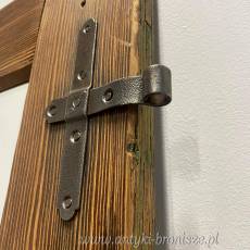 Lustro w starej ramie z okiennicy