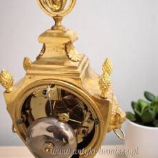 Zegar kominkowy urna, amfora, brąz złocony, tarcza sygnowana, Francja połowa XIXw