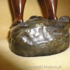 August Moreau ( 1834-1917) - "CHLOPIEC Z KUBELKIEM" - figura z brazu - poz. 1229