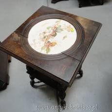 Stolik z poleczka Napoleon III z medalionem z fajansu dekorowanego w kwiaty _ POZ; 1933
