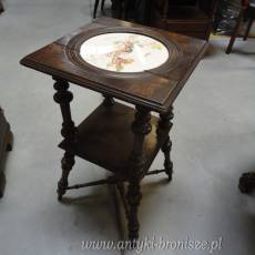 Stolik z poleczka Napoleon III z medalionem z fajansu dekorowanego w kwiaty _ POZ; 1933