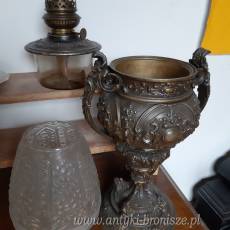 Lampa naftowa z brazu, pieknie rzezbiona ze szklanym kloszem, knot OK - H: 62 cm