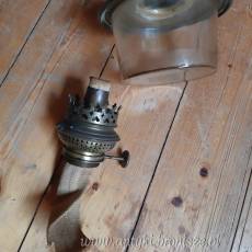 Lampa naftowa z brazu, pieknie rzezbiona ze szklanym kloszem, knot OK - H: 62 cm