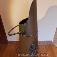 Parasolnica miedziana z gleboko tloczona plaskorzezba "Scena w kuchni", z dolnym uchwytem i z raczka - poz. 2770